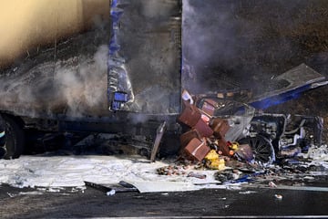 Unfall A9: Tödliche Flammen auf der Autobahn: Jaguar verkeilt sich unter Lkw nach Polizei-Verfolgung