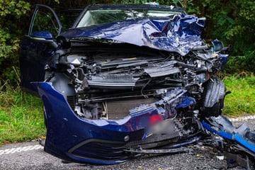 Touran kracht frontal in Golf: Fahrer und Fahrerin schwer verletzt eingeklemmt