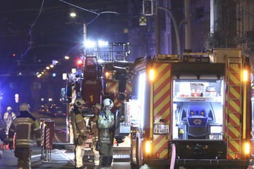 Dresden: Brand in Dresdner Mehrfamilienhaus: Zwölf Bewohner evakuiert, eine Frau verletzt