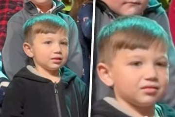 Junge ist beim Weihnachtssingen höchst unsicher: Was dann passiert, berührt so viele