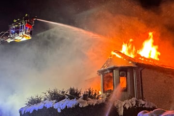 Großbrand im Norden: Mehr als 130 Kräfte kämpfen gegen die Flammen