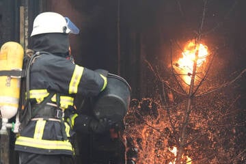 Berlin: Weihnachtsbaum geht in Flammen auf: Senior lebensgefährlich verletzt