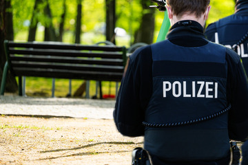 Frankfurt: Im Niddapark vor Frau entblößt und Zeugen mit Messer bedroht: Frankfurter Polizei sucht Exhibitionisten