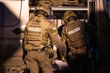 Berlin: Mann randaliert mit Axt: SEK-Einsatz mit Diensthund endet mit Bisswunde