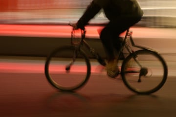 Leipzig: Sekundenschneller Raub an Leipziger Hauptstraße: Polizei jagt diebisches Radler-Duo