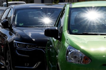 Baby in heißem Auto eingeschlossen: Handwerker zögert nicht lange
