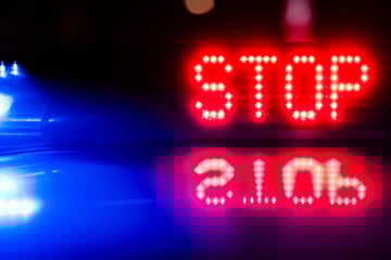214 statt 100 km/h! Polizei stoppt Raser: Diese Strafe droht ihm jetzt