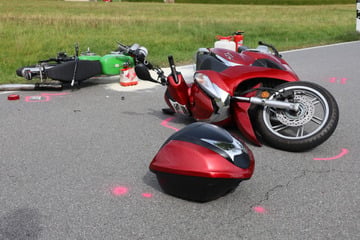Krad-Unfall im Erzgebirge: Roller kracht in Simson-Moped