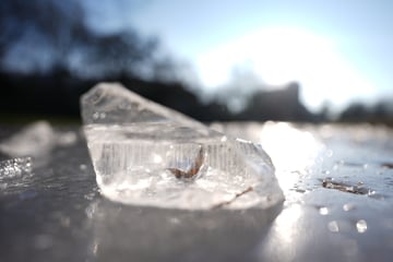 Jugendliche bewerfen Radlerinnen mit Eisbrocken