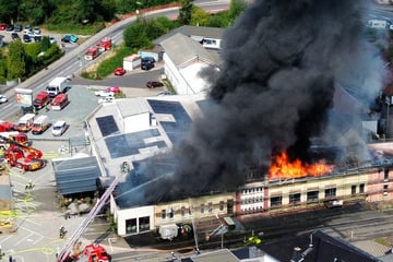 Gebäude im Westerwald lichterloh in Flammen: Schwarze Rauchsäule weithin sichtbar!