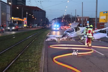 Mitten in der Stadt: Flugzeug kracht auf Straße, drei Verletzte