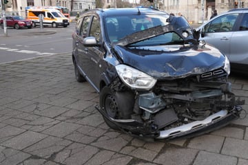 Unfall im Leipziger Westen: Opel und Dacia stoßen auf Kreuzung zusammen