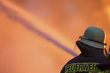 Einfamilienhaus brennt: Bewohner soll Feuer selbst gelegt haben