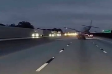 Notlandung auf befahrener Autobahn: Flugzeug kracht in Auto