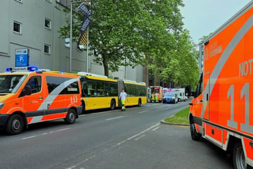Bus muss plötzlich notbremsen: 16 Verletzte in Neukölln