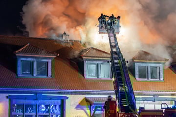 Historisches Jagdschloss in Flammen: Feuerwehr hat Probleme mit Glatteis