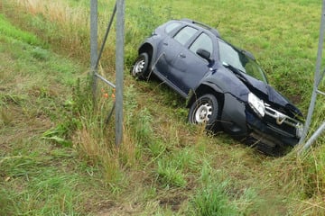 Auto landet im Straßengraben: Dacia-Fahrer schwer verletzt