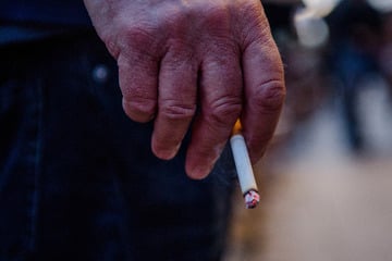 Rassistisch beleidigt und attackiert: Schwarzfahrer will Opfer Zigarette ins Auge drücken