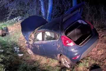 Unfall nach Suff-Fahrt: Ford landet im Straßengraben