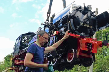 Leipzig: Mit 100 Jahren noch einmal auf große Fahrt: Alte Dampflok macht den Abflug