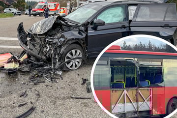 VW kracht in Linienbus: Polizei sucht verschwundene Fahrgäste