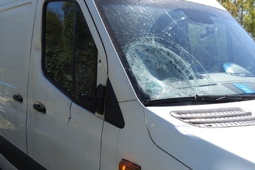 Mutter parkt mitten auf der Autobahn, Sohn steigt aus und wird von Sprinter erfasst