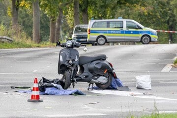 Tödlicher Unfall in Hürth: Rollerfahrer kracht in Polizeiauto und stirbt