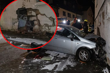 Einsturzgefahr! Haus bei Unfall mit vier Verletzten schwer beschädigt