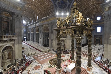 Mann lässt im Petersdom vor Altar plötzlich die Hose runter