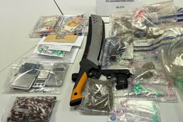 Großer Coup: Zivilfahnder stellen Drogen, Waffen und Bargeld in Kassel sicher