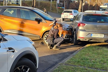Unfall in Chemnitz: Renault kracht gegen parkende Autos