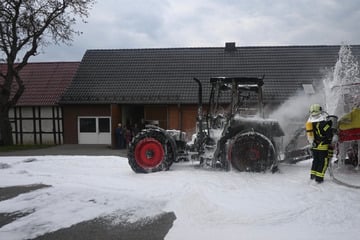 Traktor gerät in Vollbrand: Zehntausende Euro Schaden