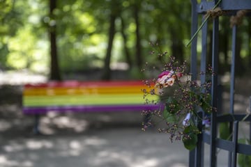 Berlin: Nach CSD-Anschlag in Berlin: Erste Blumen und Botschaften an neuem Gedenkort