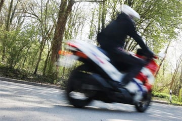 Rettungssprung in letzter Sekunde: Motorrad prallt gegen Baum und geht in Flammen auf
