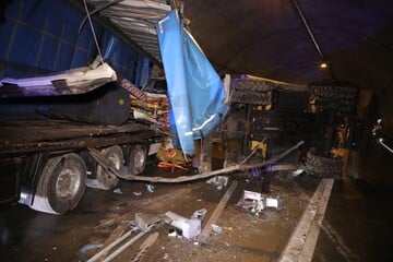 Unfall A17: Vollsperrung nach schwerem Unfall in A17-Tunnel aufgehoben: Lkw verliert Bagger