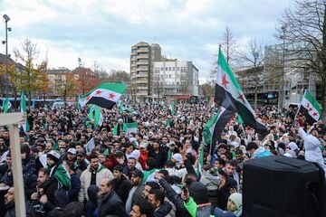 Nach Assad-Sturz: Tausende Menschen feiern in NRW-Städten auf den Straßen