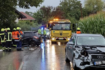 Auto schleudert von Straße, gegen Mauer, wieder zurück und kracht in Fahrzeug