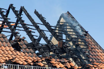 Dachstuhl fackelt ab: Einsatzkräfte finden Toten bei Brand eines Hauses