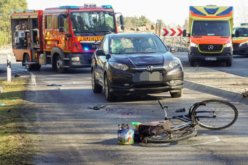 Unfall am Kreisverkehr: Radler von Auto erfasst und schwer verletzt