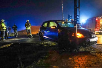 Bekiffter VW-Fahrer kommt von Straße ab und landet in Gleisbereich, dann kommt ein Zug