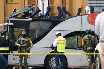 Zehn Tote, Dutzende Verletzte: Güterzug rauscht in Doppeldecker
