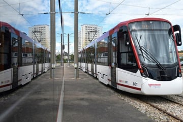 Polizeiauto und Straßenbahn krachen in Erfurt zusammen