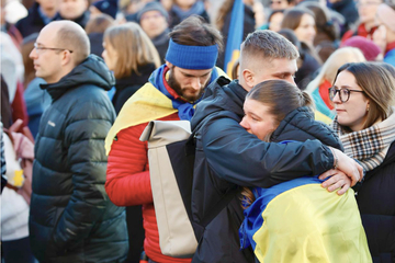 Dresden: Tränen auf dem Neumarkt: Dresdner zeigen Solidarität mit der Ukraine