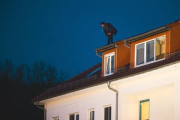 SEK-Einsatz: Mann verschanzt sich auf Dach eines Mehrfamilienhauses