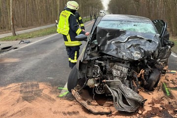 Heftiger Frontalcrash mit Pakettransporter: 20-Jähriger stirbt im Krankenhaus!