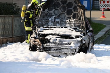 Feuerwehreinsatz im Erzgebirge: Auto fackelt komplett ab