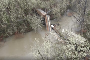 Holzbrücke stürzt plötzlich ein: Güterzug landet im Fluss