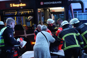 Linienbus-Fahrer leitet Notbremsung ein: Zehn Fahrgäste verletzt, darunter Kleinkinder
