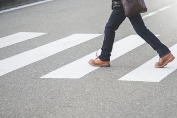 Auf dem Schulweg: Junge auf Zebrastreifen von Honda überrollt und lebensgefährlich verletzt
