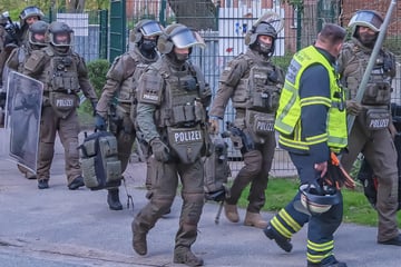 Hamburg: Frau randaliert in Mehrfamilienhaus und wirft Gegenstände aus dem Fenster: SEK rückt aus